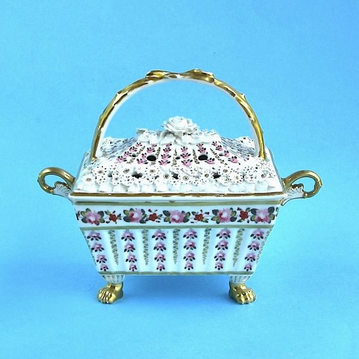 Item No. 2105 – Chamberlain Worcester pot pourri basket